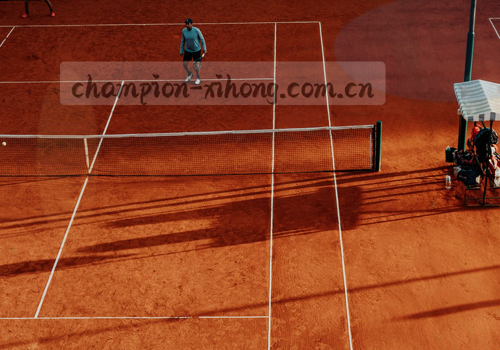 同步箭头与多台设备轮廓叠印的双色调画面