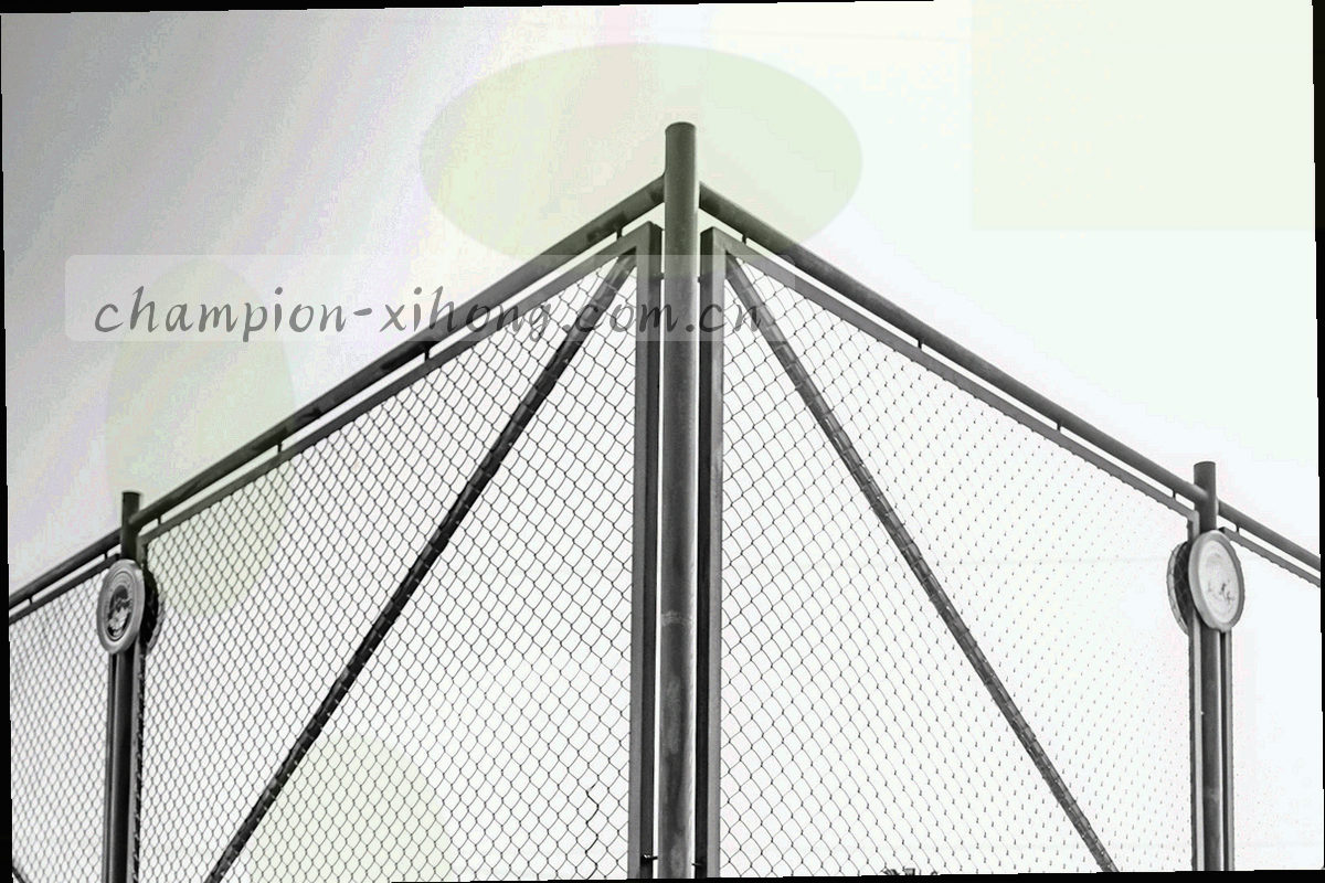 密集的推送通知列表与看台剪影叠印的深色抽象画面